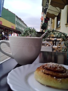 Tea and a hot cinnamon bun at Kafe