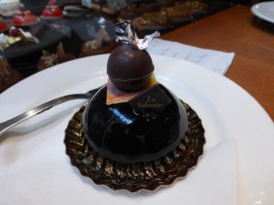 2015-10-22b Le Valentin cake