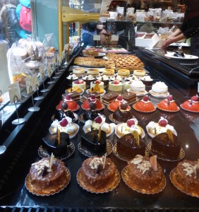 2015-10-22b Le Valentin cakes